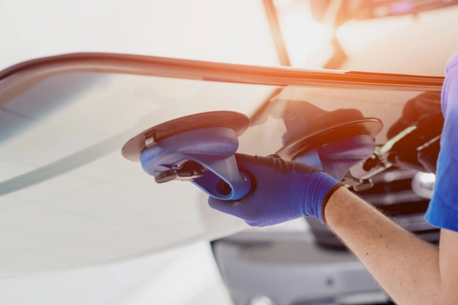 Signs You Need A Windshield Replacement Immediately in Detroit, MI