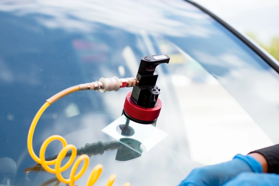 Signs Your Vehicle Needs Windshield Repair Service in Detroit, MI